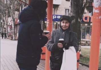 В центре Мелитополя молодые люди угощали прохожих чаем и кофе (видео)