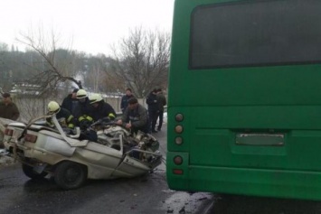 Три человека погибли в лобовом столкновении "Запорожца" и маршрутки в Обухове