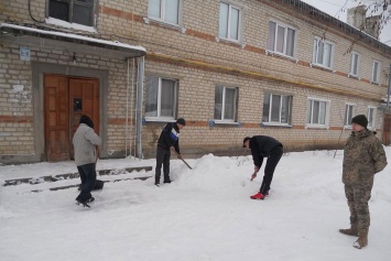 Под Харьковом осужденные убирают снег (фото)