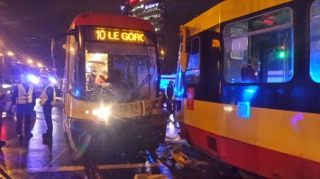 В лобовом столкновении двух варшавских трамваев пострадали 13 человек. Фото