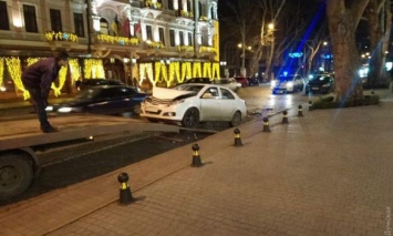В центре Одессы пьяный водитель протаранил три припаркованные машины