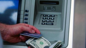 В Украине разрешили обменивать валюту в банкоматах и терминалах