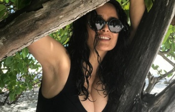 Без макияжа и в сексуальном купальнике: 52-летняя Сальма Хайек соблазняет пляжными фото