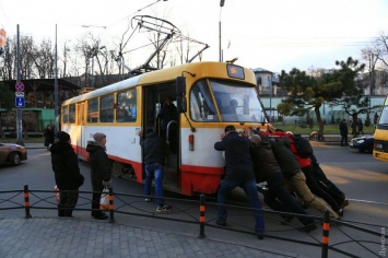 Зимние развлечения: в Аркадии пассажирам пришлось толкать трамвай