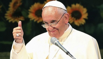 Папа Римский зажег с полуголыми циркачками: показал свои скрытые таланты