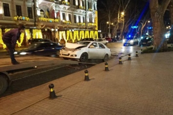 Пьяный водитель на евробляхе протаратил несколько припаркованных авто
