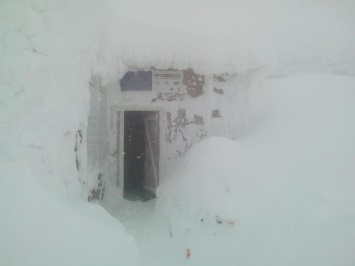 В Карпатах аномальный снегопад засыпал популярные курорты. Фото и видео