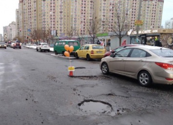 В Киеве "отпраздновали день рождения" ямы на улице Урловской. Фото