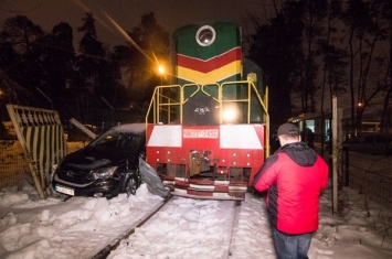В Киеве поезд протаранил авто, которое стояло на путях. Фото, видео