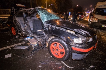 В Киеве Daewoo на полной скорости протаранил BMW и влетел в рекламный бокс: серьезно пострадала девушка (видео)