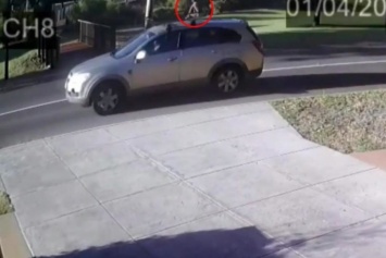 Ребенок в подгузнике прокатился на крыше внедорожника (видео)