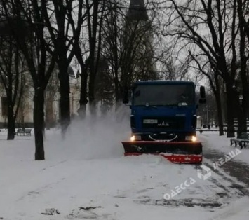 На улицах Одессы орудует снегоуборочная техника