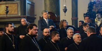 Священник упал в обморок рядом с Порошенко во время подписания томоса