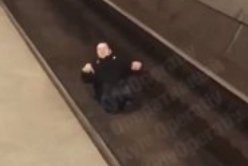 Мужчина бросился на рельсы в метро, а когда остался жив, вылез назад на платформу