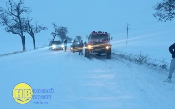 Возле села Азовское спасатели помогли выбраться из сугробов 10-ти автомобилям