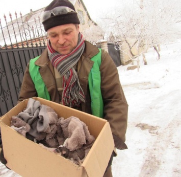 В Павлограде коммунальщики спасали новорожденных щенков, которых кто-то выбросил в мусорку