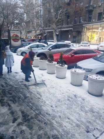 Снег в Одессе: коммунальные службы работают в круглосуточном режиме