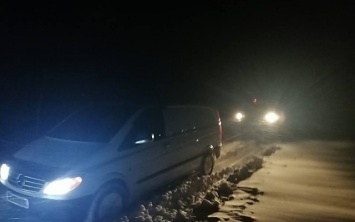 Пленниками снежных заносов оказались карета «скорой помощи» и микроавтобус, на помощь пришли спасатели