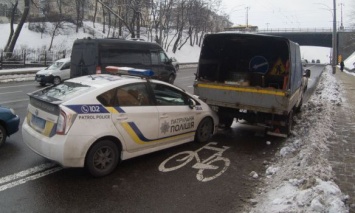 В Киеве, преследуя внедорожник, патрульные врезались в "Газель", - СМИ