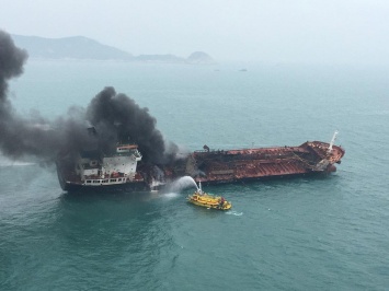 У берегов Гонконга во время дозаправки загорелся танкер, есть жертвы
