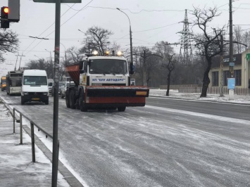 На расчистке дорог Николаевской области работало 147 единиц техники. После 19.00 на участки госдорог в Николаеве техника выйдет снова