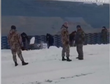 В Мелитополе три женщины под присмотром пяти мужчин-охранников чистили снег (видео)