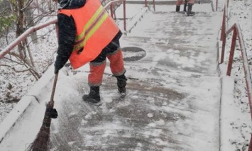 4300 работников ЖЭКов присоединились к уборке снега с улиц Киева, - КГГА