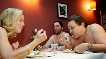 Не хватает голых клиентов: в Париже закрывают ресторан для нудистов