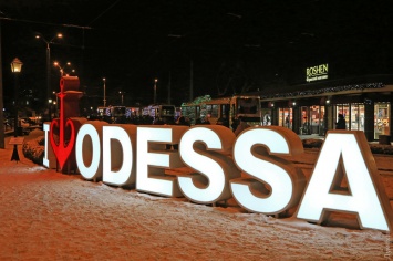 Вагоновожатые Санты, колядки и хвойный чай: в Одессе прошел парад рождественских трамваев