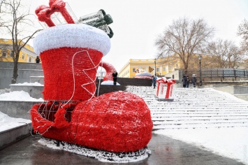 Вандалы изуродовали новогодние украшения Потемкинской лестницы