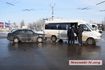 В центре Николаева столкнулись «Чери» и маршрутка - на проспекте пробка