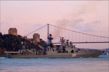 Привет непрошенным гостям: Россия перебросила мощный корабль в Черное море