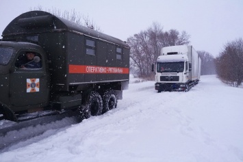 Под Харьковом фура застряла в снегу (фото)