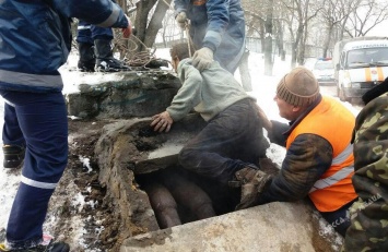 Одесские спасатели достали мужчину из шахты теплотрассы
