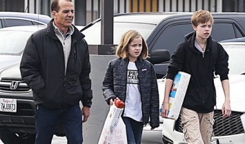 Брэд Питт недоволен тем, что Джоли оставила его дочерей с незнакомцем