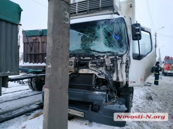 В Николаеве грузовик «Рено» протаранил «КамАЗ» - двое пострадавших