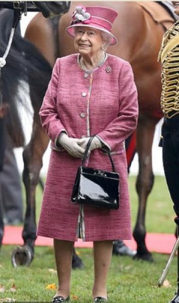 Королева утилизации: Елизавета II десятилетиями носит любимые аксессуары