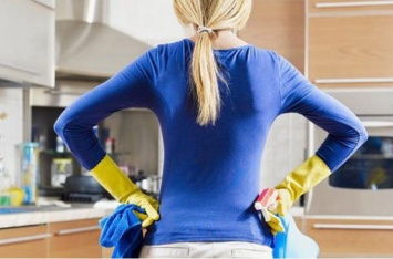 Чем чистить мебель: 5 быстрых способов убрать на кухне жирный налет