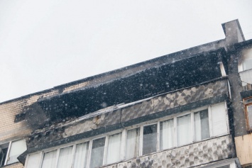 В Киеве спасатели вытащили из горящей на девятом этаже квартиры хозяина. Фото и видео