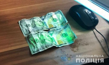 На Закарпатье пограничник во время задержания пытался съесть взятку, чтобы уничтожить доказательства преступления