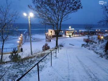 Романтика вечерних одесских пляжей: все в снегу