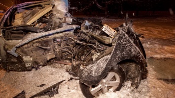 В Днепре на Набережной Победы Honda «влетела» в столб: авто превратилось в груду металла