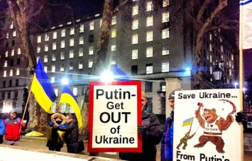 Украинцы провели акцию против агрессии Путина у дома премьер-министра Англии