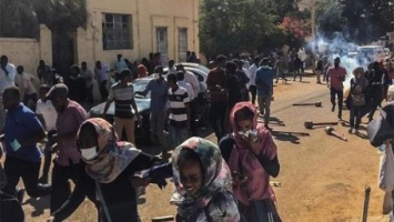 Суданская полиция разгоняет протесты слезоточивым газом, есть погибшие