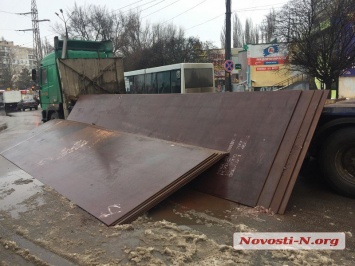 В Николаеве из прицепа седельного тягача на дорогу выпали листы металла