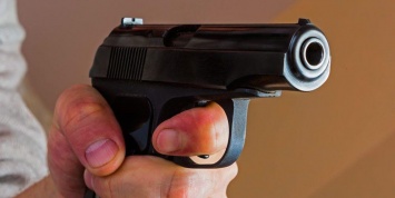 В Калмыкии пьяный полицейский начальник устроил стрельбу и ранил прохожего