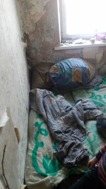 В Днепре трое голодных детей жили без еды и туалета