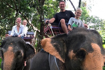 Активные пробежки, прогулки на слонах и острые блюда: Алексей Навальный с семьей отдыхает в Таиланде
