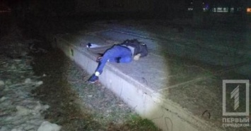 Пьяный русский побил украинку из-за Томоса и 60 раз упал на нож