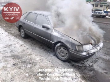 В Киеве полиция и прохожие тушили авто, которое загорелось через два часа после покупки. Фото